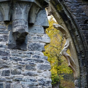 Murs en pierre avec éléments de soutien de colonne et fenêtre gothique - en ruine - Belgique  - collection de photos clin d'oeil, catégorie rues